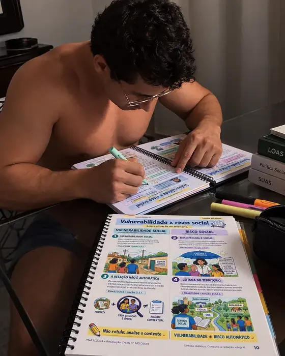 Estudante revisando o caderno impresso